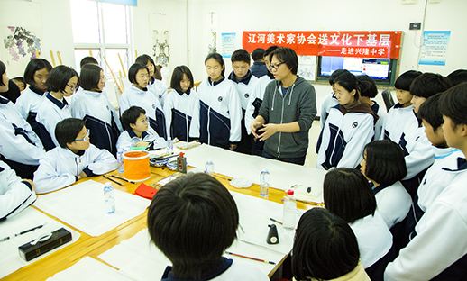 盤錦市興隆臺區(qū)遼河美術家協會開展“文化進校園”藝術交流活動